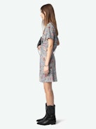 Vestido Rozom Satén - Vestido corto drapeado de satén japonés, mangas cortas.