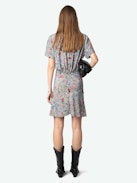 Vestido Rozom Satén - Vestido corto drapeado de satén japonés, mangas cortas.