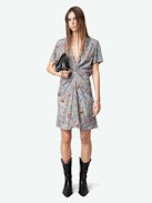 Vestido Rozom Satén - Vestido corto drapeado de satén japonés, mangas cortas.