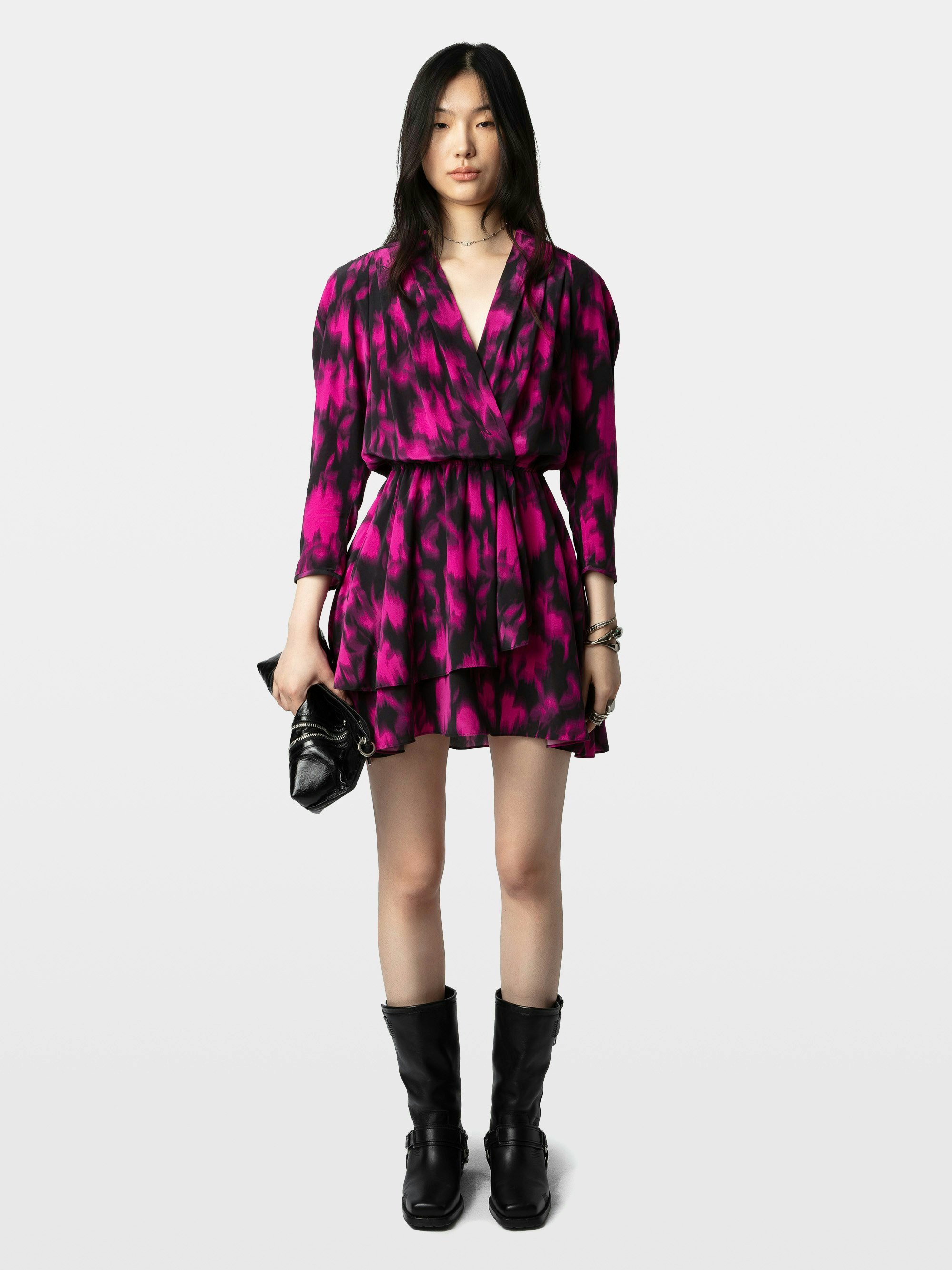 Abito Rogers 100% Seta - Abito corto in seta, maniche 7/8 e gonna asimmetrica drappeggiata.