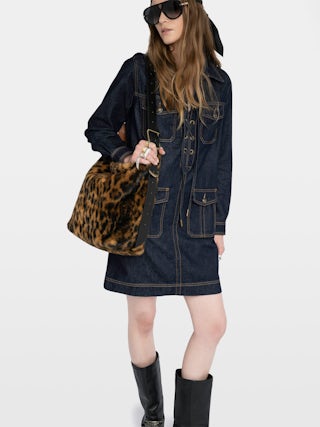 Robe Remacha Denim - Robe courte en denim brut, manches longues, poches appliquées esprit militaire et encolure profonde lacée.