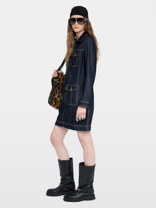 Robe Remacha Denim - Robe courte en denim brut, manches longues, poches appliquées esprit militaire et encolure profonde lacée.