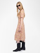 Robe Rhodral - Robe mi-longue en viscose imprimée, manches courtes, décolleté v et ailes métalliques sur encolure à l'avant.