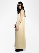 Abito Ristym Satin - Abito lungo in raso giapponese, spirito lingerie, drappeggiato, spalline regolabili sul retro e ali metalliche sullo scollo anteriore.