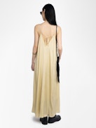 Abito Ristym Satin - Abito lungo in raso giapponese, spirito lingerie, drappeggiato, spalline regolabili sul retro e ali metalliche sullo scollo anteriore.