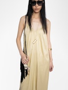 Abito Ristym Satin - Abito lungo in raso giapponese, spirito lingerie, drappeggiato, spalline regolabili sul retro e ali metalliche sullo scollo anteriore.