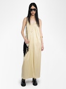 Abito Ristym Satin - Abito lungo in raso giapponese, spirito lingerie, drappeggiato, spalline regolabili sul retro e ali metalliche sullo scollo anteriore.