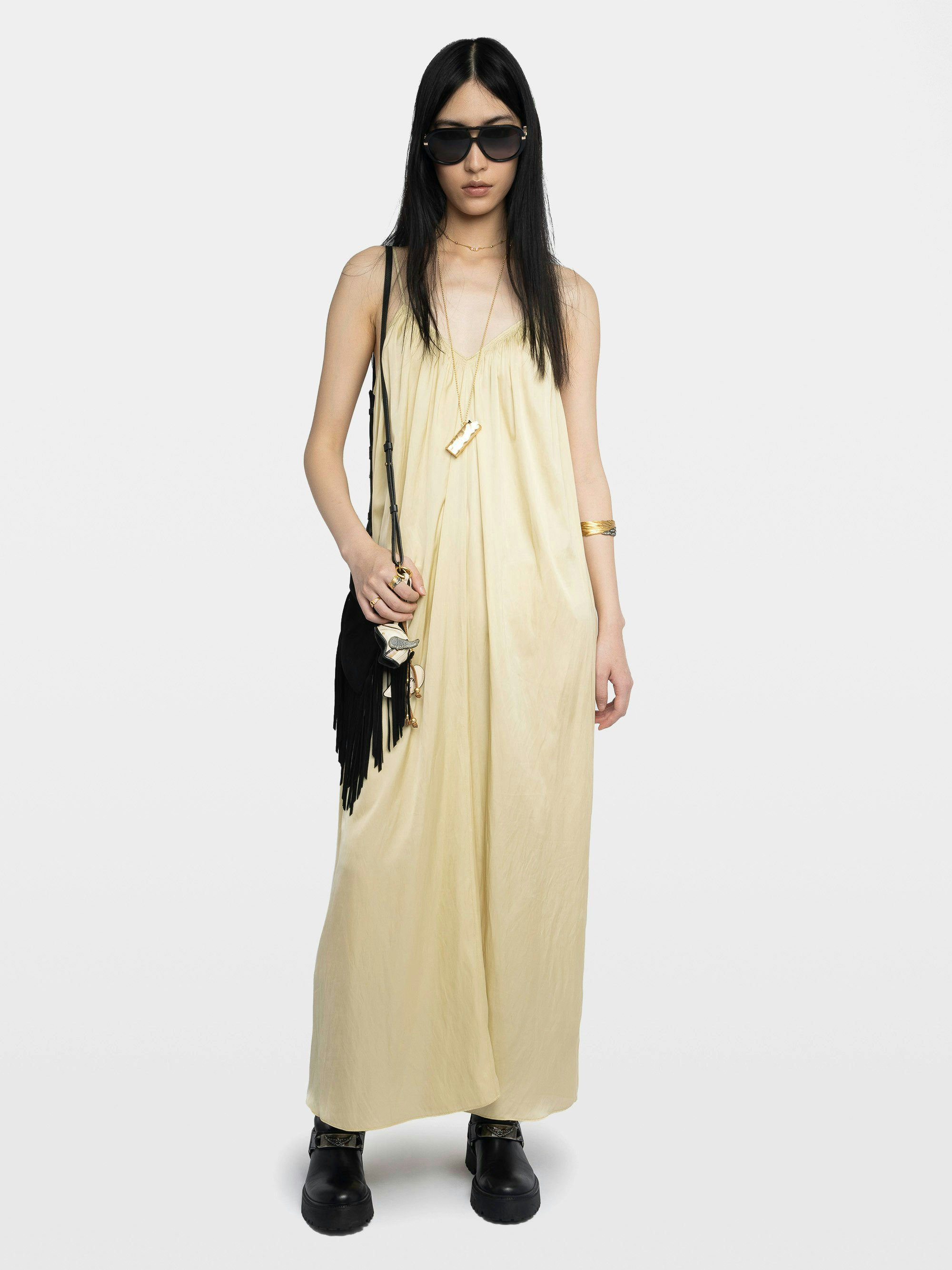 Abito Ristym Satin - Abito lungo in raso giapponese, spirito lingerie, drappeggiato, spalline regolabili sul retro e ali metalliche sullo scollo anteriore.