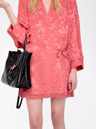 Kleid Ramasco 100% Seide - Kurzes Kleid im Lingerie-Stil aus Jacquard-Seide, mit französischer Spitze, langen Ärmeln und Flügel-Stickerei am Rücken.