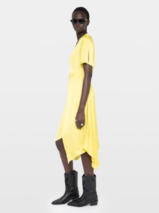 Robe Reforme Satin - Robe mi-longue asymétrique en satin japonais avec manches courtes, esprit portefeuille.