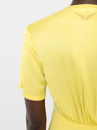 Robe Reforme Satin - Robe mi-longue asymétrique en satin japonais avec manches courtes, esprit portefeuille.