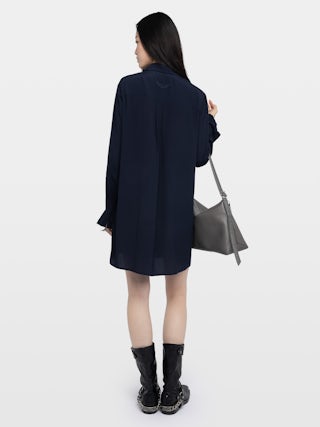 Kleid Rhelyne - Kurzes Hemdkleid mit langen Ärmeln, Knopfverschluss und Jabot.