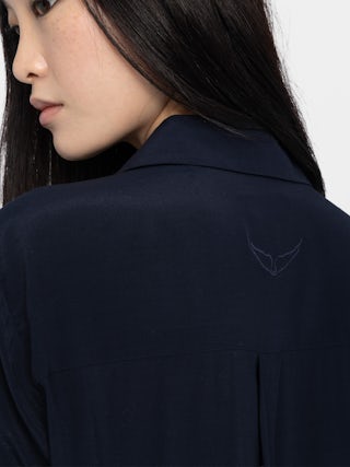 Kleid Rhelyne - Kurzes Hemdkleid mit langen Ärmeln, Knopfverschluss und Jabot.