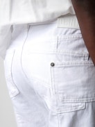 Pantalón Vaquero Elvira - Pantalón vaquero ancho de dénim blanco con bolsillos y detalles pespunteados.