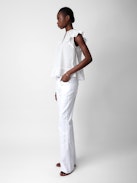 Pantalón Vaquero Elvira - Pantalón vaquero ancho de dénim blanco con bolsillos y detalles pespunteados.