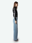 Jean Whitney - Jean ample en denim bleu délavé. 
Cet article est disponible exclusivement en ligne ou à la boutique Rond Point des Champs Elysées.