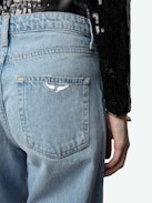 Jean Whitney - Jean ample en denim bleu délavé. 
Cet article est disponible exclusivement en ligne ou à la boutique Rond Point des Champs Elysées.