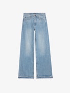 Jean Whitney - Jean ample en denim bleu délavé. 
Cet article est disponible exclusivement en ligne ou à la boutique Rond Point des Champs Elysées.