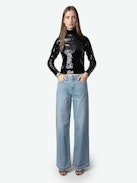 Jean Whitney - Jean ample en denim bleu délavé. 
Cet article est disponible exclusivement en ligne ou à la boutique Rond Point des Champs Elysées.