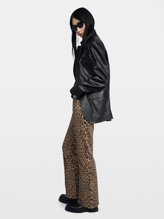 Jean Evy - Pantalon ample multi poches en denim imprimé léopard.