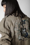 Chaqueta Kid Lino - Chaqueta militar de lino color caqui con estampados de guitarra, florales y mensaje «Art Is Truth» bordado en la espalda Mujer