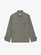 Chaqueta Kemi - Parka militar corta de estilo oversize en color caqui con bolsillos y bordado de estilo universitario.