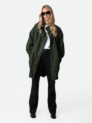 Parka Kadri - Parka mi-longue en coton kaki inspiration militaire zippée à boutons pression et col montant à protection amovible.