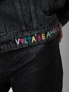 Jeansjacke Kasy - Graue Oversize-Jacke aus Denim mit aufgestickten, aufgesteppten Motiven und Verzierungen von Humberto Cruz.
