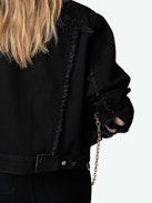 Veste Kaely Denim - Veste en denim noir à fermeture boutonnée, poches, bords francs et broderie "Love Yourself" au dos.