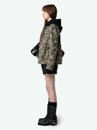 Parka Krisa - Parka militar corta de lona de algodón caqui, con estampado de corazones de camuflaje y bolsillos.