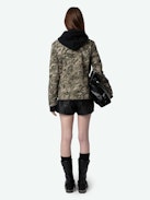 Parka Krisa - Parka militar corta de lona de algodón caqui, con estampado de corazones de camuflaje y bolsillos.