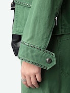 Parka Klimi - Parka in stile militare in cotone lavato, borchie, tasche multiple e firma ad ala sul retro.