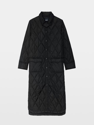 Parka Kina - Parka longue unie matelassée, multi poches et fermeture boutonnée.