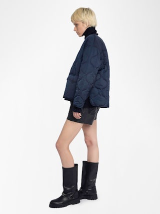 Parka Bunji - Parka courte unie matelassée, poches appliquées à l'avant, et fermeture boutonnée.