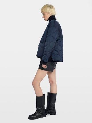 Parka Bunji - Parka courte unie matelassée, poches appliquées à l'avant, et fermeture boutonnée.