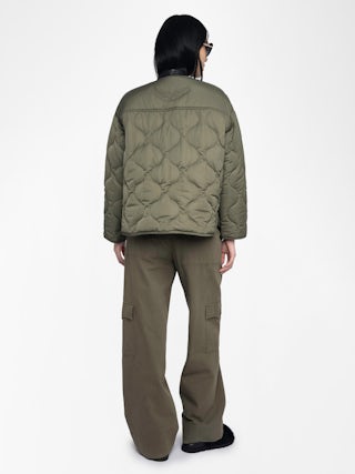 Parka Bunji - Parka courte unie matelassée, poches appliquées à l'avant, et fermeture boutonnée.