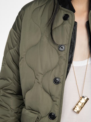 Parka Bunji - Parka courte unie matelassée, poches appliquées à l'avant, et fermeture boutonnée.