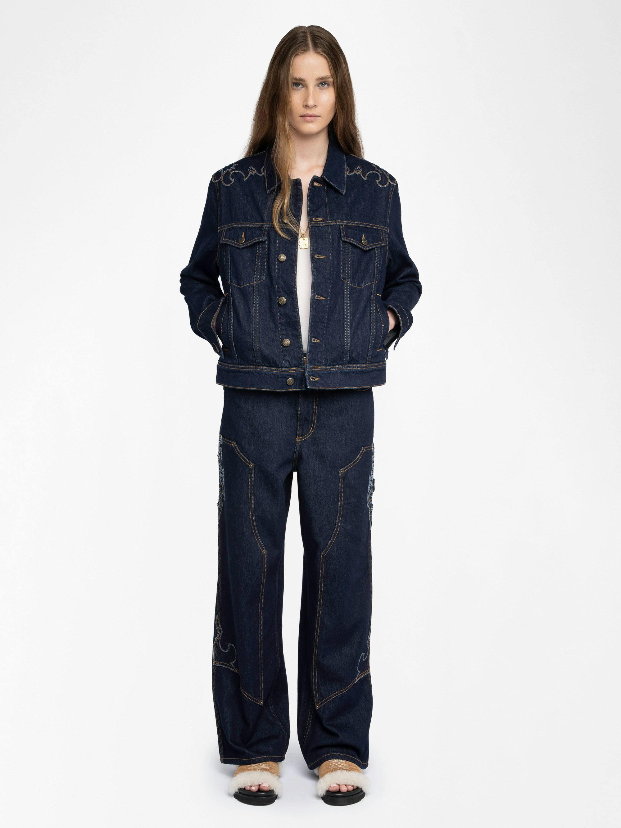 Blouson Bases Denim - Blouson en denim, découpes esprit western, manches longues, multi poches et fermeture boutonnée.