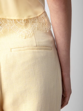 Pantalon Pistol - Pantalon de tailleur évasé en lin jaune clair à poches et plis.