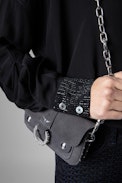Hemdbluse Tamara Strass - Schwarze Damenhemdbluse mit strassbesetzten Ärmeln. Hergestellt mit Fasern aus nachhaltig bewirtschafteten Wäldern