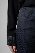 Hemdbluse Tamara Strass - Schwarze Damenhemdbluse mit strassbesetzten Ärmeln. Hergestellt mit Fasern aus nachhaltig bewirtschafteten Wäldern