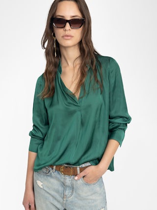 Blouse Tink Satin - Blouse en satin jacquard rayures à col ouvert, manches longues et détails froncés.