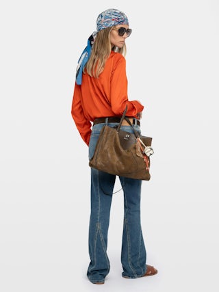 Blouse Tink Satin - Satin blouse with open neckline, long sleeves and gathered details.