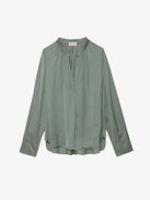 Bluse Tink Satin - Graue Satinbluse mit offenem Kragen, langen Ärmeln und gerafften Details.