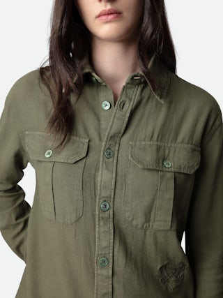 Chemise Teros - Chemise en coton vert à fermeture boutonnée, poches et broderie ZV.