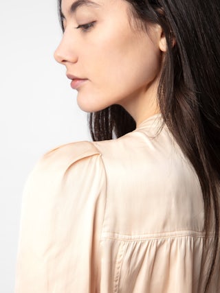 Blouse Tchin Satin - Blouse en satin rose pâle boutonnée à manches longues et épaules froncées.
