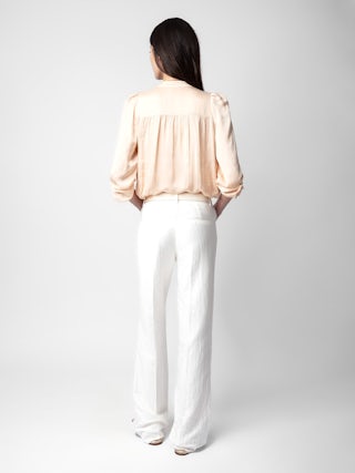 Blouse Tchin Satin - Blouse en satin rose pâle boutonnée à manches longues et épaules froncées.