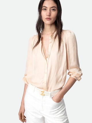 Blouse Tchin Satin - Blouse en satin rose pâle boutonnée à manches longues et épaules froncées.