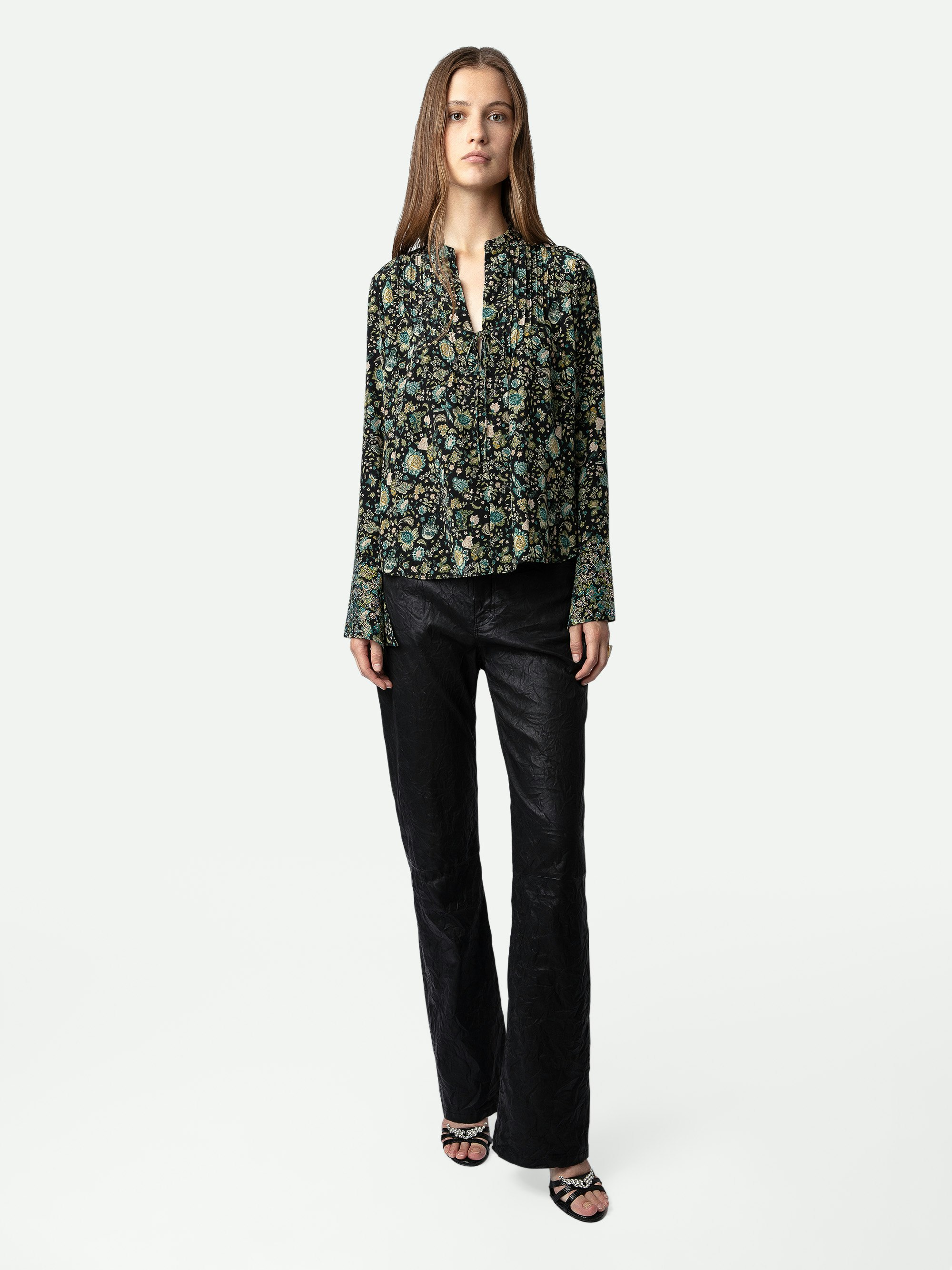 Blusa de Seda con Strass Taika - Blusa negra de seda con estampado de flores y strass, cuello para anudar y mangas largas.