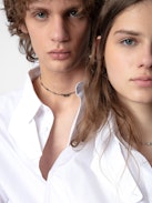Camicia Tyrone - Camicia lunga in cotone bianco con bottoni, tasche e colletto con protezione rimovibile.